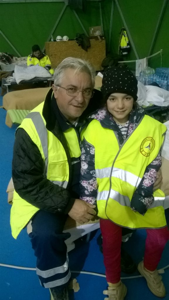 La piccola Marika con indosso il gilet dell'Asvom donatole da Tonino Fiani