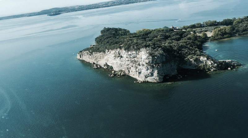 Vista panoramica dell'Isola Bisentina sul Lago di Bolsena legata al mito del Regno di Agharti