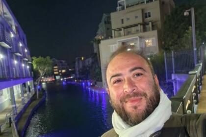radiotusciaevents.com Atti proibiti, argomenti che non si possono toccare o che prendono vita nella nostra immaginazione: il tema dei tabù sessuali è al centro del nuovo appuntamento con "The Apple Attraction", la rubrica di Radio Tuscia Events dedicata alla sessuologia, al benessere e all'affettività. Per fare chiarezza su cosa siano davvero i tabù, su come cambiano nel tempo e su come differiscono dalle fantasie, abbiamo intervistato il sessuologo Stefano Eleuteri, che ha risposto anche alle domande inviate dai nostri lettori. Intervista allo psicologo e sessuologo Stefano Eleuteri Che cos'è e come si definisce un tabù? Stefano Eleuteri: "Per tabù si intende un argomento che non si deve e non si può toccare, fare o trattare. Ad esempio la sessualità stessa, o alcuni suoi specifici aspetti, in molte famiglie rappresenta ancora oggi un forte freno relazionale". In che modo i tabù variano da Paese a Paese? S. E.: "Il contesto socioculturale influenza in modo determinante ciò che viene considerato un limite invalicabile. Prendiamo l'esempio del sesso anale: nelle culture occidentali è un tema ormai abbastanza sdoganato e accettato, mentre in diversi Paesi del Medio Oriente è proibito anche solo parlarne". I tabù cambiano con l'avanzare dell'età? S. E.: "Crescendo si accumulano ed esperienze e consapevolezze diverse. Di conseguenza, se in giovane età un'avventura con una persona dello stesso sesso poteva essere percepita come un tabù insuperabile, in età adulta tende ad essere vissuta con maggiore naturalezza". Quali sono i tabù sessuali più diffusi nella società? S. E.: "Al primo posto troviamo il pudore legato ai piedi. Le donne, in genere, tendono ad avere un atteggiamento di chiusura verso questa parte del corpo, talvolta percepita come poco pulita. In realtà i piedi sono ricchi di recettori sensibili e rappresentano a tutti gli effetti una zona erogena molto ricettiva a carezze e baci. Un altro tabù frequente riguarda la stimolazione anale maschile: l'ano è dotato di numerosissime terminazioni nervose e, se stimolato adeguatamente, può procurare un piacere intenso. Infine, troviamo il sesso durante il ciclo mestruale. Molte donne vivono questa eventualità in modo più negativo rispetto agli uomini, ritenendo erroneamente che si tratti di una pratica dannosa. In assenza di infezioni o dolori addominali specifici, la penetrazione durante il ciclo non comporta rischi per la salute". Che differenza c'è tra tabù e fantasia sessuale? S. E.: "Il tabù non coincide necessariamente con una fantasia sessuale: indica semplicemente un argomento di cui, per condizionamento culturale o sociale, si ritiene 'non si debba' parlare". Le risposte alle domande dei lettori Di seguito le risposte del dottor Eleuteri alle domande inviate alla redazione all'indirizzo theappleattraction@radiotusciaevents.com. Quali sono i comportamenti 'proibiti' che si praticano più frequentemente di nascosto? S. E.: "Tra le pratiche più diffuse vissute in segreto rientrano le esperienze con persone transgender e l'acquisto di sex toys per il piacere personale o di coppia". "Il mio tabù è poter andare in giro a petto nudo come gli uomini: come posso abbatterlo?" S. E.: "Il seno femminile è storicamente investito di una forte carica sessualizzante rispetto al torace maschile, ed è comprensibile la difficoltà nel percepire parità su questo aspetto. Un primo passo graduale per superare questo blocco può essere frequentare contesti in cui il topless o il nudismo sono praticati abitualmente e con naturalezza, come spiagge dedicate". "Come donna vorrei superare il tabù della promiscuità e vivere la mia sessualità con chi voglio e come voglio." S. E.: "Esercitare liberamente la propria sessualità è un diritto fondamentale. Sebbene il giudizio sulla promiscuità femminile rimanga ancora un freno culturale, nel corso degli anni si sono ottenuti importanti progressi sul piano dell'autonomia e della consapevolezza individuale". "Cosa ne pensa del tabù legato all'essere condotti in giro come schiavi BDSM?" S. E.: "Nelle pratiche legate al BDSM e al gioco di ruolo, la valutazione dipende sempre dalla sicurezza, dalla consapevolezza e dalla discrezione con cui le parti scelgono di vivere le proprie fantasie nel rispetto del contesto pubblico e privato". A cura di Vanessa Giraldo per la rubrica "The Apple Attraction"