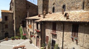 La presentazione del libro L'incanto. Un incontro di prospettive sarà accompagnata e seguita dall’esibizione della band “Tre Pazzi Avanti”
