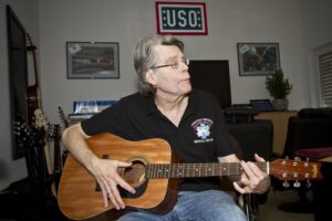 radiotusciaevents.com Stephen King con la chitarra