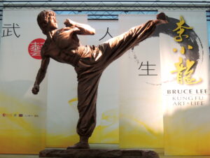 radiotusciaevents.com Statua di Bruce Lee in esibizione