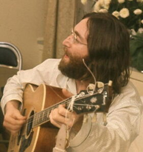 radiotusciaevents.com John Lennon con la chitarra