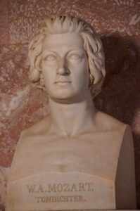 radiotusciaevents.com Primo piano di un busto di Wolfgang Amadeus Mozart