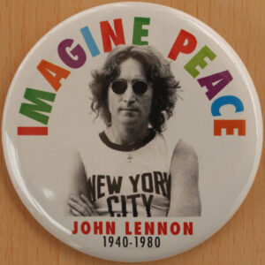 radiotusciaevents.com Spilletta per la pace raffigurante John Lennon