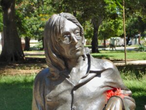 radiotusciaevents.com Statua di John Lennon