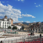 la Giostra Cavalleresca rivive grazie a valorosi fantini che gareggiano in onore della Regina Giovanna D'Aragona alla quale è dedicato questo affascinante evento