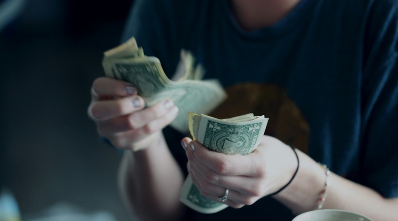 le donne hanno meno debiti