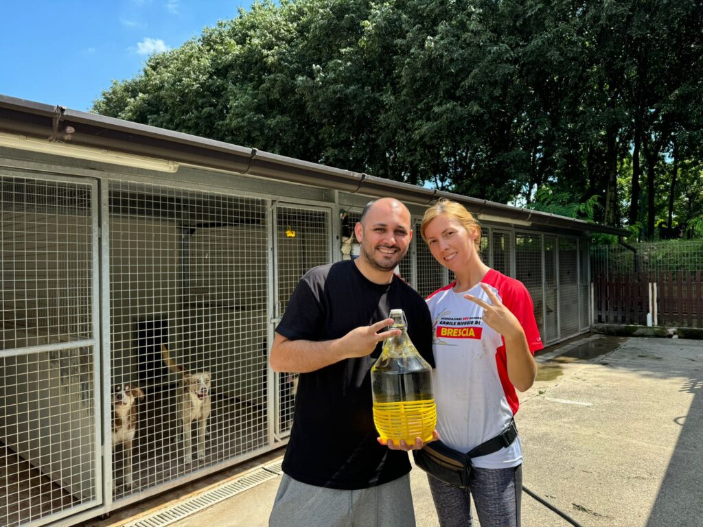 CHEF CIRO PORTA AL CANILE L’ACQUA AVANZATA AL RISTORANTE. L'appello: adottate ldro, il cane sordo