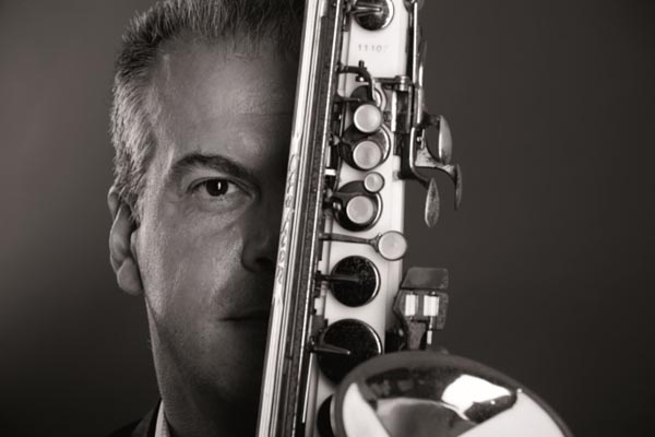 radiotusciaevents.com il concerto Conversaxioni, una performance basata su racconti, aneddoti, musiche suggestive e stupefacenti strumenti che si trasformano in una sorta di concerto-racconto