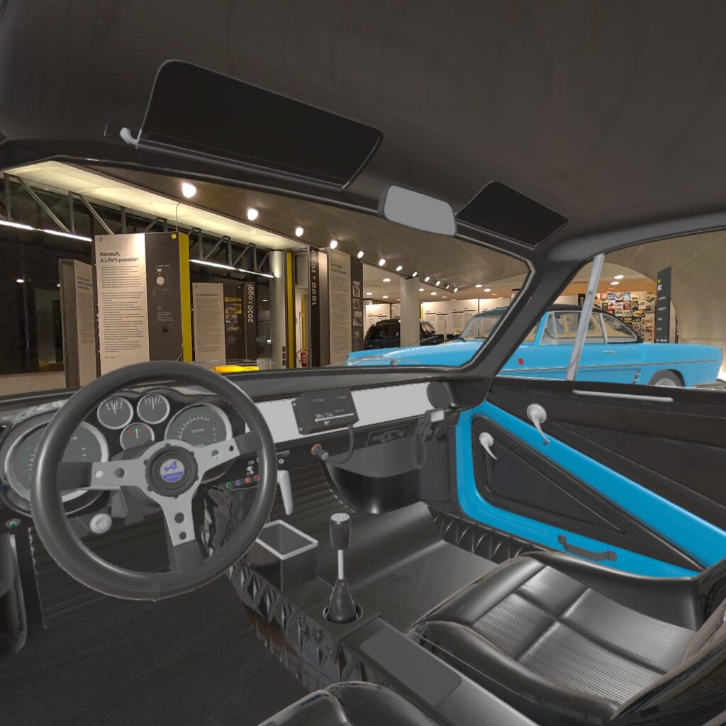 radiotusciaevents.com Uno spazio circolare, con alte strutture totemiche, presenta la storia della casa automobilistica con scansioni temporali di vent'anni, dal 1898 ai giorni nostri.
Un tavolo espone pubblicazioni storiche liberamente consultabili, precedendo l'esposizione di una Renault Celtaquatre del 1936 perfettamente restaurata.
Chiude lo spazio un'articolata parete di 9 metri che racconta l'evoluzione del logotipo: dal primo logo aziendale del 1900 in puro stile Art Nouveau a quello nato per celebrare la vittoria al Gran Premio di Francia nel 1906, con il frontale stilizzato della Renault vincitrice contornato da una ruota dentata; dalla prima losanga introdotta nel 1925 - da allora segno distintivo della casa automobilistica - fino de-branding attuale con una sola futuristica losanga nera, che abbandona anche la tridimensionalità acquisita nel corso degli anni.
Un patchwork di advertising e video di spot storici, ripercorrono infine un secolo di cambiamenti sociali e di costume, riportando la memoria a "réclame" diventate iconiche.
L'assoluta particolarità del museo è l'uso della realtà aumentata in una modalità inedita per un museo sull'auto. Indossando dei visori il pubblico può far apparire nove vetture storiche scegliendo tra tre categorie - Storia, Spazio e Futuro - vedendole comparire all'interno dello spazio espositivo a grandezza naturale.
I modelli 3D delle automobili emergono dal pavimento e totem virtuali permettono di attivare un' audio-guida che racconta la storia della vettura, riproducendo anche il suono del motore e quello del clacson.
Un effetto impattante, immersivo e del tutto originale rispetto ad altre esposizioni.