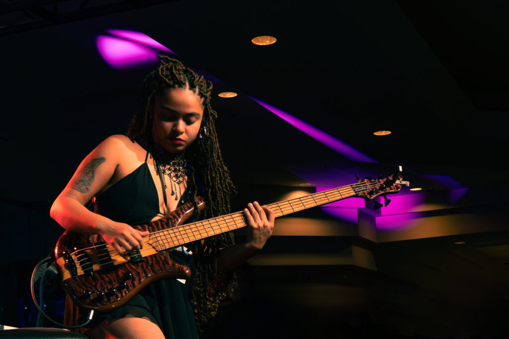 radiotusciaevents.com Il celebre chitarrista americano Greg Howe aprirà l’attesissima quinta edizione di Spoleto Jazz con una tappa imperdibile del suo tour mondiale Lost and Found, che celebra i suoi 40 anni di una straordinaria carriera musicale. L'appuntamento è in programma venerdì 11 ottobre 2024, alle ore 21 presso il Teatro Caio Melisso di Spoleto, in piazza Duomo. La direttrice artistica di Visioninmusica, Silvia Alunni, a capo dell'ideazione e organizzazione dell'iniziativa, conferma la scelta di eccellenza artistica che caratterizza il festival. Spoleto Jazz è infatti una sfida ben riuscita per la città, che già negli scorsi anni ha accolto, con un grande numero di consensi, artisti internazionali di assoluta qualità e innovazione artistica. Greg Howe è noto a livello internazionale per le collaborazioni con musicisti del calibro di Michael Jackson, Justin Timberlake, Christina Aguilera, Rihanna ed Enrique Iglesias. Tuttavia, la sua maestria come performer è solo una sfaccettatura della sua poliedrica personalità artistica. Prima di tutto, Howe si definisce un compositore, focalizzando la sua creatività sulla capacità di suscitare emozioni profonde attraverso la scrittura musicale. Testimoni di questo approccio sono tre dei suoi album più acclamati: l'omonimo Greg Howe (1988), classificato da Guitar World tra i dieci migliori album shred di tutti i tempi; Introspection (1993) e Wheelhouse (2017), quest'ultimo inserito dalla critica nella top 10 dei migliori album di chitarra dell'ultimo decennio. Lo stile inconfondibile di Greg Howe ha rivoluzionato la tecnica chitarristica, grazie all'uso di esecuzioni legate, un'innovativa tecnica di tapping, l’uso sapiente delle pause e soprattutto la celebre tecnica hammer-on from nowhere. Questi elementi nascono dalla sua capacità di fondere influenze provenienti dal funk, dal jazz e dal blues, rendendo ogni sua performance un'esperienza unica e coinvolgente. Ad accompagnarlo sul palco, una giovane icona del basso della scena musicale mondiale: Mohini Dey. La musicista indiana si è già guadagnata un posto tra i migliori bassisti del XXI secolo, collaborando con icone come Quincy Jones, Steve Vai, Dave Weckl, Guthrie Govan e Federico Malaman. Il concerto di Greg Howe e del suo trio sarà un’occasione imperdibile per ammirare da vicino una performance giocata su un perfetto equilibrio tra tecnica straordinaria ed emozione pura. Per ulteriori informazioni e prenotazioni, visitare il sito ufficiale del festival: https://visioninmusica.com/greg-howe-lost-and-found-tour-2024/ Biglietti in vendita sul circuito Vivaticket.it Associazione Visioninmusica +39 0744 432714 - +39 333 2020747 - info@visioninmusica.com Sito web: visioninmusica.com