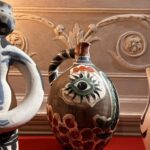 radiotusciaevents.com Uno sguardo dunque del tutto nuovo quello che verrà gettato nell'incontro al Teatrino di Palazzo Maffei ( ingresso libero fino ad esaurimento dei posti ) su questo immenso artista, considerato il fondatore del cubismo insieme a Braque, di cui il museo veronese espone alcuni sorprendenti opere. Tête de femme del 1943 è olio su carta raffigurante nella più rigorosa bicromia neocubista una testa femminile, sintomo del malessere che viveva in quel periodo Picasso, raffigurante probabilmente la compagna e fotografa Dora Maar alla fine della loro relazione a causa dell'incontro con Françoise Gilot. Femme assise è invece un olio su tela del 1953 che ritrae proprio la Gilot: un'opera dal grande equilibrio compositivo e dalla sapiente calibratura delle forme e dei toni cromatici, in perfetta linea con la ripresa del fraseggio cubista che caratterizza la produzione picassiana dalla fine degli anni trenta ai pieni anni cinquanta. Accanto a queste, hanno fatto inoltre il loro ingresso nelle sale del Museo veronese anche l'edizione integrale di The "Zervos", il monumentale catalogo ragionato delle opere del grande artista spagnolo realizzato dal critico d'arte ed editore creatore dei Cahiers d'Art, (iniziato nel 1932 con l'assistenza dell'artista e completato nel 1978) e nelle scorse settimane anche tre singolari ceramiche realizzate dallo stesso innovativo e poliedrico Picasso: Lampe femme vaso in ceramica parzialmente dipinto del 1955 e Quatre visage (1959) e Visageau nez (1969) due brocche in ceramica smaltata che mostrano come anche questa produzione sia parte indissolubile di tutta l'opera picassiana, espressione del suo modo di intendere la creazione artistica.