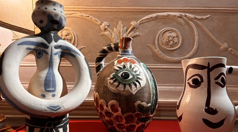 radiotusciaevents.com Uno sguardo dunque del tutto nuovo quello che verrà gettato nell'incontro al Teatrino di Palazzo Maffei ( ingresso libero fino ad esaurimento dei posti ) su questo immenso artista, considerato il fondatore del cubismo insieme a Braque, di cui il museo veronese espone alcuni sorprendenti opere. Tête de femme del 1943 è olio su carta raffigurante nella più rigorosa bicromia neocubista una testa femminile, sintomo del malessere che viveva in quel periodo Picasso, raffigurante probabilmente la compagna e fotografa Dora Maar alla fine della loro relazione a causa dell'incontro con Françoise Gilot. Femme assise è invece un olio su tela del 1953 che ritrae proprio la Gilot: un'opera dal grande equilibrio compositivo e dalla sapiente calibratura delle forme e dei toni cromatici, in perfetta linea con la ripresa del fraseggio cubista che caratterizza la produzione picassiana dalla fine degli anni trenta ai pieni anni cinquanta. Accanto a queste, hanno fatto inoltre il loro ingresso nelle sale del Museo veronese anche l'edizione integrale di The "Zervos", il monumentale catalogo ragionato delle opere del grande artista spagnolo realizzato dal critico d'arte ed editore creatore dei Cahiers d'Art, (iniziato nel 1932 con l'assistenza dell'artista e completato nel 1978) e nelle scorse settimane anche tre singolari ceramiche realizzate dallo stesso innovativo e poliedrico Picasso: Lampe femme vaso in ceramica parzialmente dipinto del 1955 e Quatre visage (1959) e Visageau nez (1969) due brocche in ceramica smaltata che mostrano come anche questa produzione sia parte indissolubile di tutta l'opera picassiana, espressione del suo modo di intendere la creazione artistica.