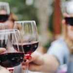 radiotusciaevents.com L’evento In Vino Veritars si svolgerà in piccoli gruppi per garantire a tutti una serata intima e immersiva, con tre turni di ingresso