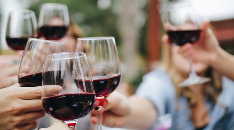 radiotusciaevents.com L’evento In Vino Veritars si svolgerà in piccoli gruppi per garantire a tutti una serata intima e immersiva, con tre turni di ingresso