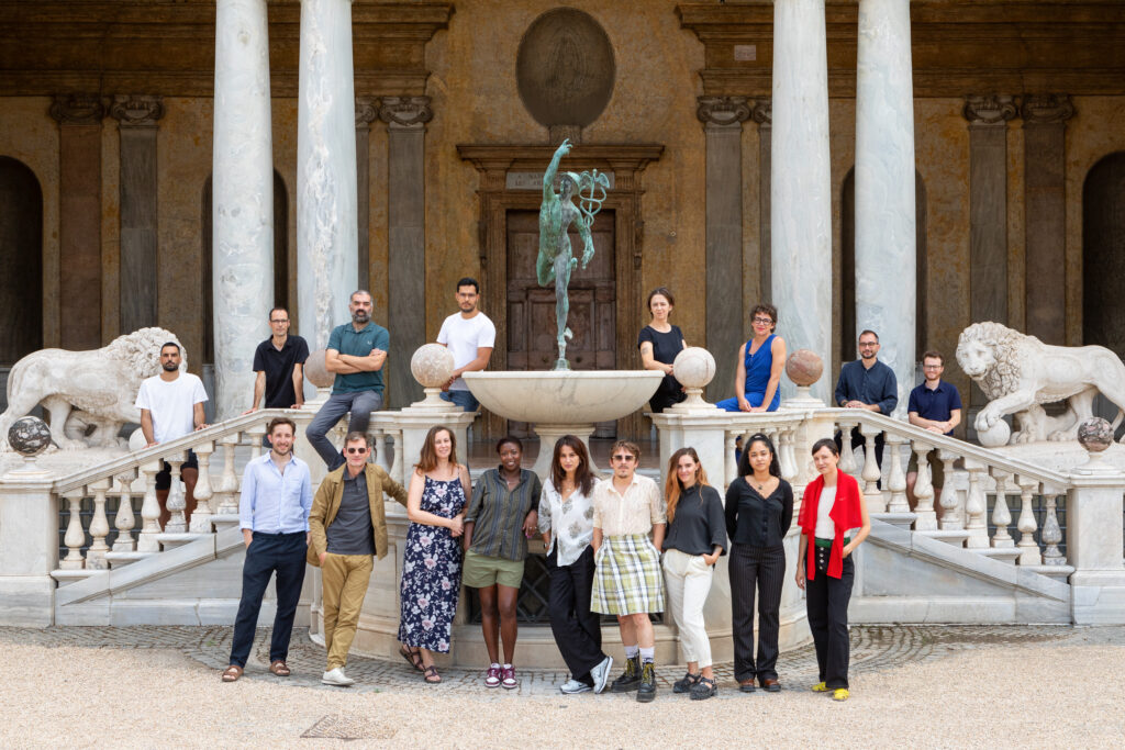 radiotusciaevents.com Nel cuore dell'autunno, la Notte Bianca celebra la creazione contemporanea mettendo in mostra il lavoro dei sedici borsisti in residenza a Villa Medici nel campo delle arti visive e plastiche, della musica, della letteratura e della storia dell’arte. Il 28 novembre, Villa Medici si trasforma in un luogo in cui arte contemporanea, patrimonio e paesaggio risuonano all’unisono.
La Notte Bianca è progettata come una passeggiata attraverso i giardini e gli spazi storici di Villa Medici, con alcuni spazi privati, come gli studi dei borsisti, eccezionalmente aperti al pubblico per l’occasione. Performance, letture, concerti, installazioni e proiezioni scandiscono la Notte Bianca, invitando il pubblico a vivere un’esperienza sensoriale. Nel buio della sera, le sagome delle statue antiche e dei pini bicentenari si mescolano ai giochi di luce, alle forme e ai suoni che provengono dai sentieri del giardino, dalle logge e dai saloni.
