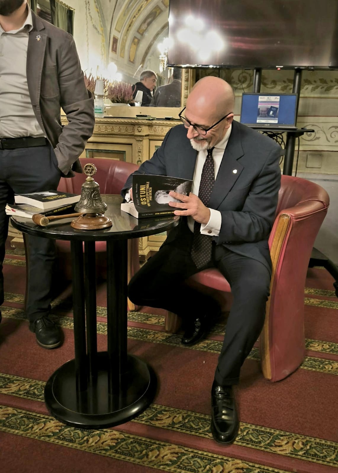 radiotusciaevents.com Durante le presentazioni, Luigi Del Vecchio ha rivelato alcune anticipazioni su un nuovo progetto editoriale e ha partecipato a iniziative di solidarietà, come la devoluzione dei proventi delle vendite all’associazione antiusura “Il Buon Samaritano” di Foggia