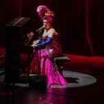 radiotusciaevents.com Tuna Tartare con la fascia e la corona del Barcellona Burlesque Festival