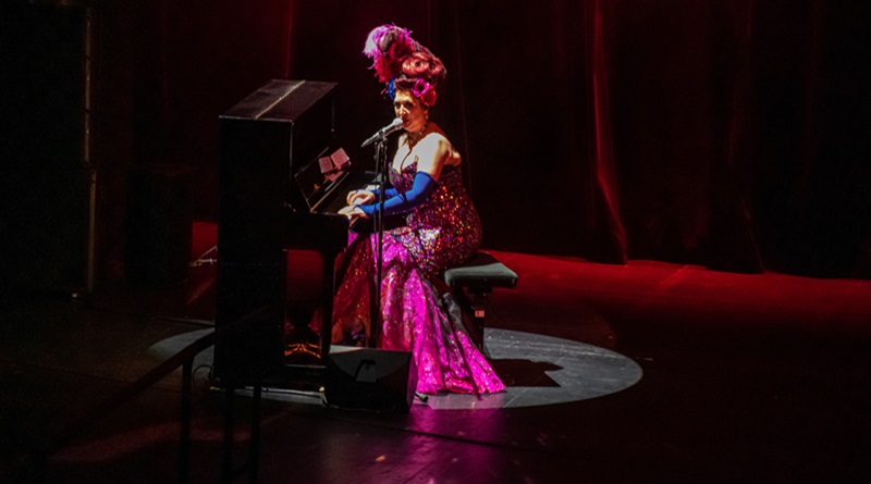 radiotusciaevents.com Tuna Tartare con la fascia e la corona del Barcellona Burlesque Festival