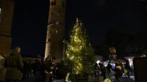 Tutti vogliono dare il proprio contributo per tenere accese le luci dell'albero, anche perché ci si scalda pedalando.