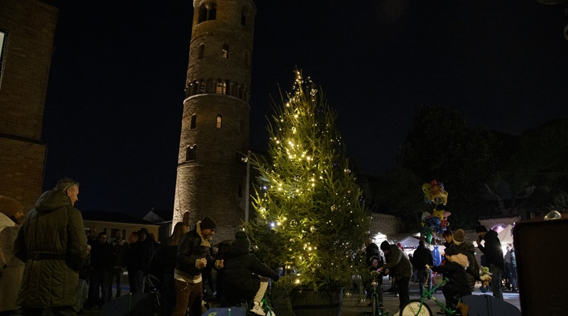 radiotusciaevents.com Tutti vogliono dare il proprio contributo per tenere accese le luci dell'albero, anche perché ci si scalda pedalando.