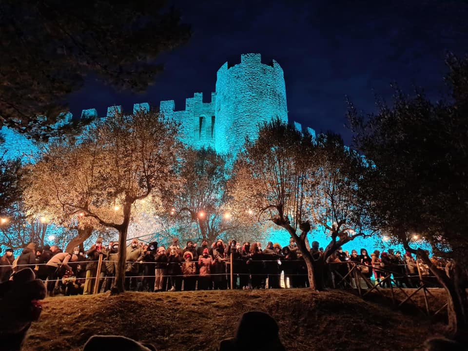 radiotusciaevents.com il belvedere prospiciente la Rocca del Leone, unico punto da cui sarà visibile l'enorme Albero di Natale in acqua.