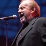 radiotusciaevents.com Il dipinto di Guadagnuolo dal titolo: “Il Natale del 2014” fa vedere il ritratto di Joe Cocker in una Londra fredda, nostalgica, nebbiosa.