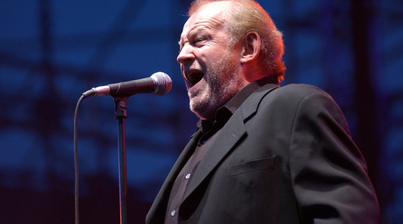 Il dipinto di Guadagnuolo dal titolo: “Il Natale del 2014” fa vedere il ritratto di Joe Cocker in una Londra fredda, nostalgica, nebbiosa.