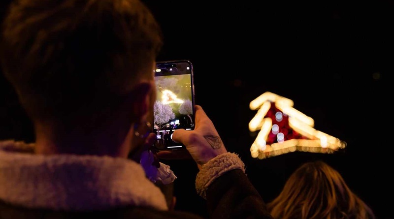 radiotusciaevents.com il belvedere prospiciente la Rocca del Leone, unico punto da cui sarà visibile l'enorme Albero di Natale in acqua.