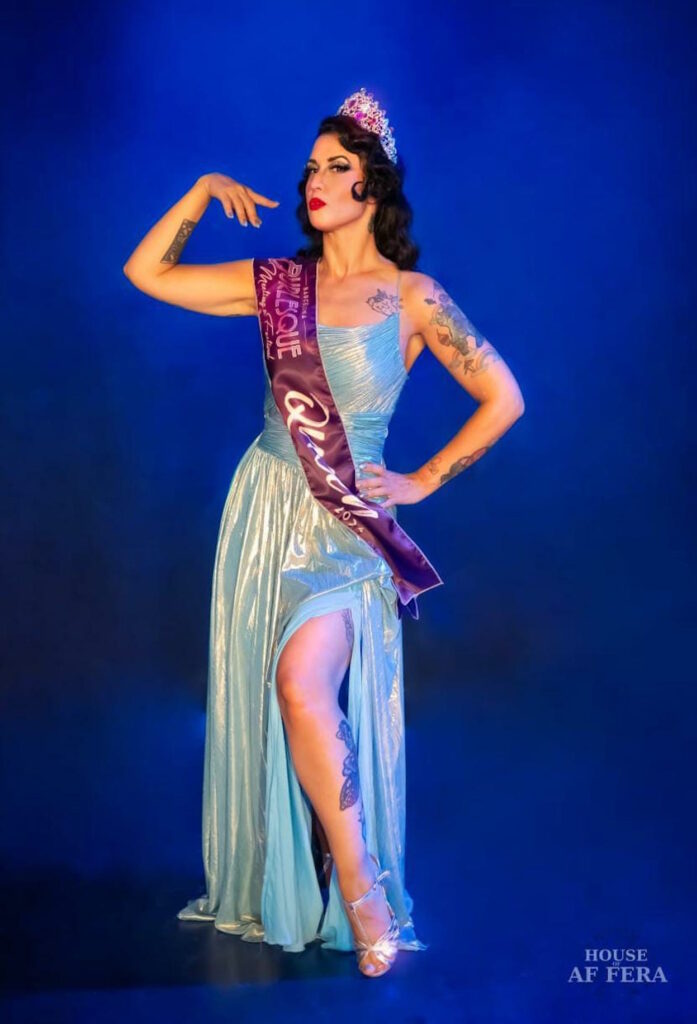 radiotusciaevents.com Tuna Tartare con la fascia e la corona del Barcellona Burlesque Festival