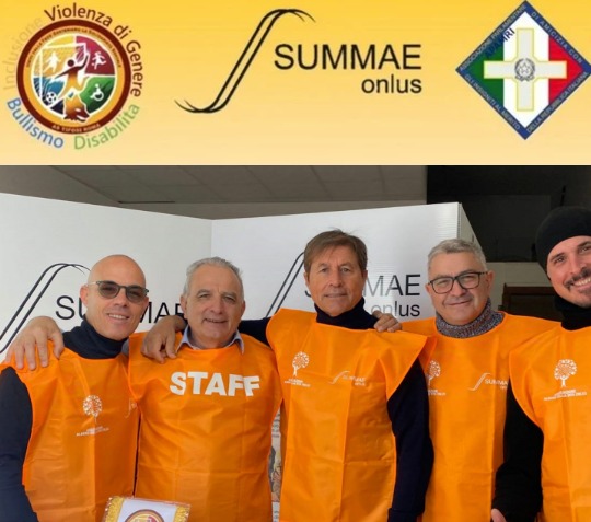radiotusciaevents.com Un importante gesto di solidarietà con l’iniziativa promossa da Summae, associazione di promozione sociale attiva dal 2008, in collaborazione con AS Tifosi Roma e altre realtà del terzo settore. L’evento ha portato un sostegno concreto a decine di famiglie che vivono in condizioni di disagio sociale ed economico, con la distribuzione di buste alimentari e frutta.
La giornata, ospitata presso la sede di Summae in via Alessandro Castelli 10 a Roma, ha visto la partecipazione attiva delle associazioni. Universo Humanitas odv, Sinergitaly e APAMRI - Associazione Parlamentare di Amicizia con gli Insigniti della Repubblica Italiana, rappresentata dal dott. Michele Grillo, segretario generale dell'APAMRI e presidente di AS Tifosi Roma, dal Cavaliere Ufficiale Riccardo Di Matteo, Presidente Nazionale di APAMRI e l’On. Carla Giuliano, presidente dei Parlamentari per l’associazione.
Michele Grillo ha espresso soddisfazione per l’evento: «È stata una bellissima giornata. Grazie all’impegno congiunto dei volontari, siamo riusciti a offrire un aiuto concreto a chi è in difficoltà. La solidarietà è il pilastro che rafforza il legame tra comunità e istituzioni.»
