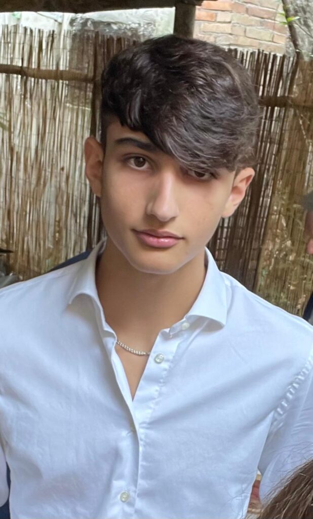 radiotusciaevents.com Il mio nome d'arte è Patri, faccio musica seriamente da circa 2 / 3 anni ma suono qualunque cosa mi trovi intorno da molto più tempo.