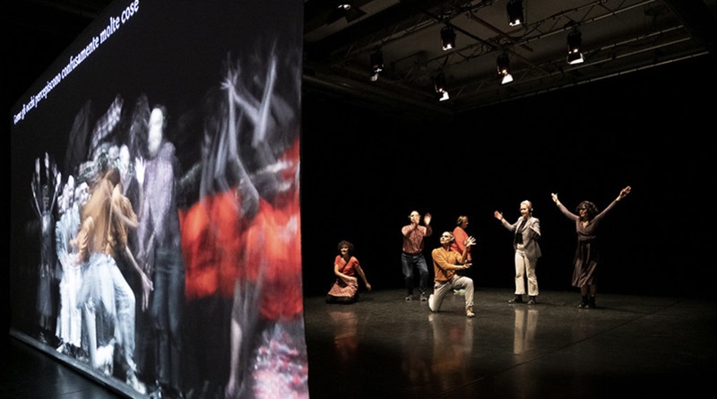 radiotusciaevents.com Monás - La reale sostanza delle cose, un'opera ibrida tra installazione partecipata, coreografia auto-generativa e live cinema