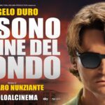 Io sono la fine del mondo racconta la storia di Angelo, un uomo abituato a guadagnarsi da vivere come autista di adolescenti ubriachi
