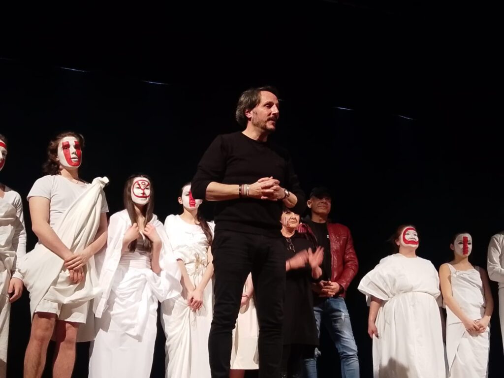 radiotusciaevents.com la rappresentazione di Divini Frammenti ha offerto al pubblico un viaggio emozionante attraverso i tre gironi.