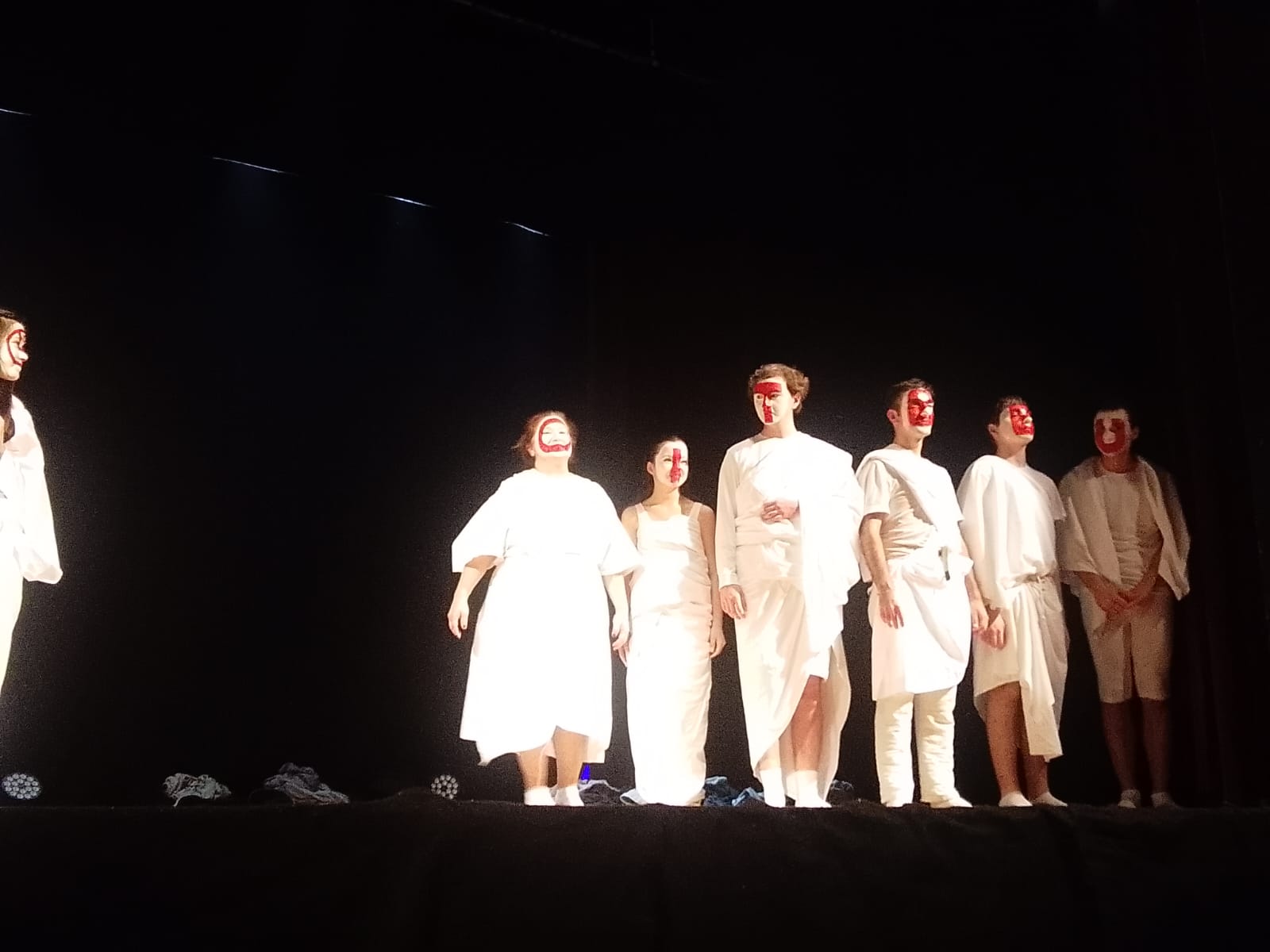 radiotusciaevents.com la rappresentazione di Divini Frammenti ha offerto al pubblico un viaggio emozionante attraverso i tre gironi.