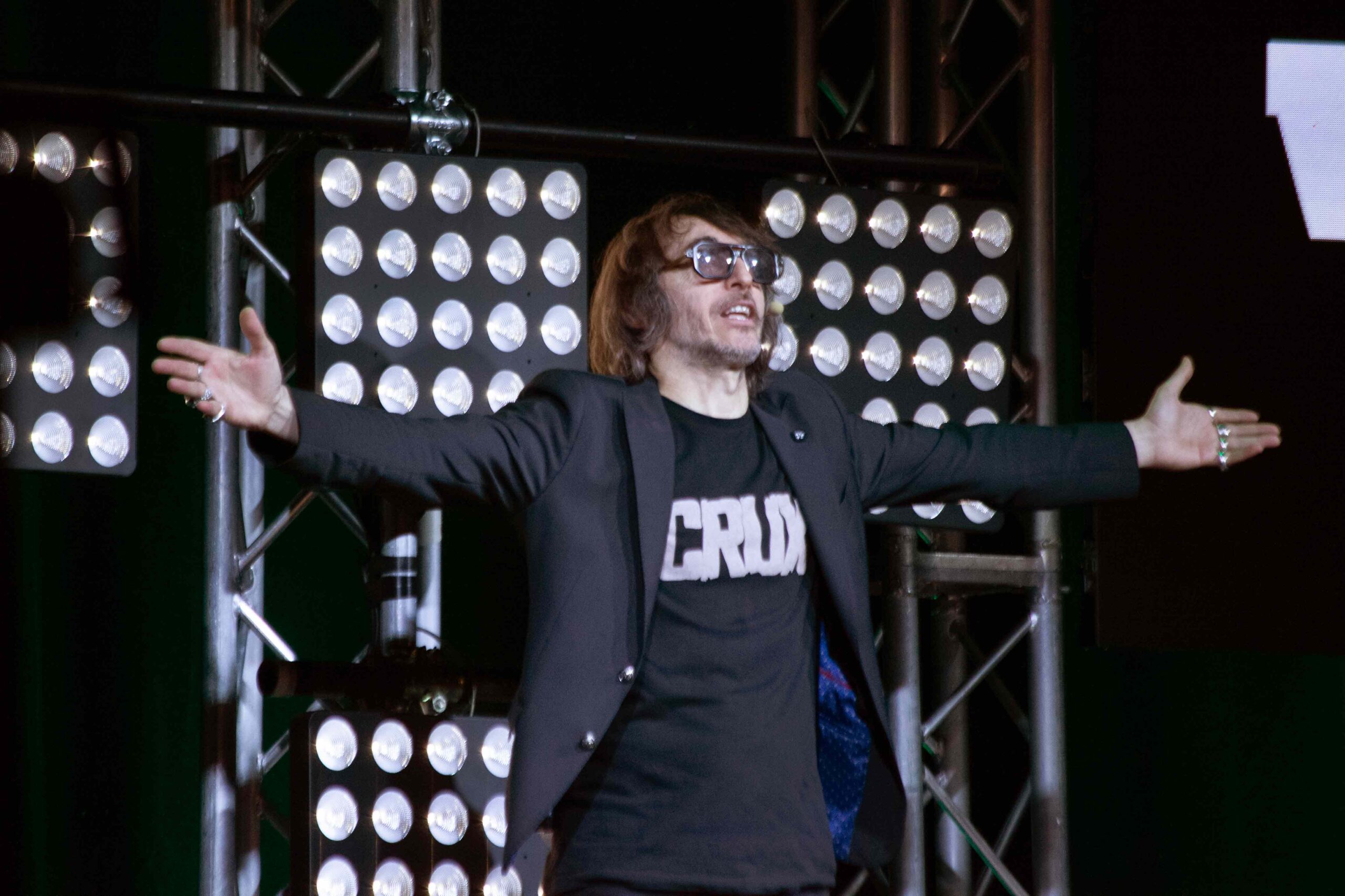 Giuseppe Cruciani torna a teatro con il one-man-show più scorretto, irriverente e dissacrante mai visto