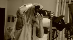 Con Women for Women lanciamo un potente messaggio di solidarietà e speranza. La mostra fotografica, attraverso storie di rinascita