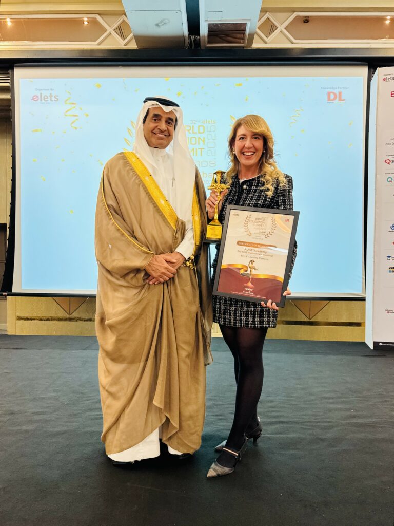 AUGE®Academy è stata insignita del prestigioso titolo di Best E-Learning Platform nell’ambito della 32ª edizione del World Education Summit, tenutosi a Dubai, città simbolo di innovazione e crocevia culturale internazionale. Proprio qui è stata lanciata la strategia Education 33 (E33), visione educativa promossa da Sua Altezza lo Sceicco Hamdan bin Mohammed bin Rashid Al Maktoum, che punta a una trasformazione radicale del sistema scolastico entro il 2033, ponendo lo studente al centro del processo formativo.
Nel corso del summit, la Dott.ssa Monica Perna è stata premiata direttamente dal Dr. Ahmed S. Yamani, Presidente della Prince Sultan University del Regno dell’Arabia Saudita. Un momento di grande prestigio che ha suggellato il valore del suo contributo all’innovazione educativa su scala globale.
Un contesto perfettamente in linea con la filosofia di AUGE® Academy, fondata da Monica Perna, prima Life & Globish® Coach riconosciuta a livello internazionale, e pioniere del linguaggio come strumento di empowerment. Il riconoscimento ottenuto rappresenta la celebrazione di un modello educativo che unisce formazione, coaching e mentoring, andando ben oltre l’insegnamento tradizionale dell’inglese.
