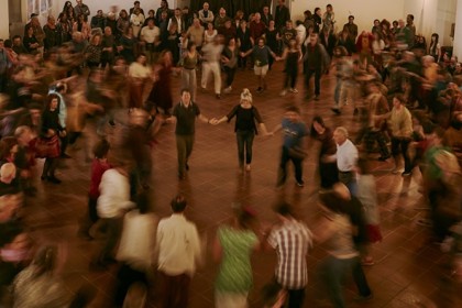 Caprarola Balla ha coinvolto la comunità intera, tessendo un rito collettivo che ha unito generazioni, storie, accenti diversi.