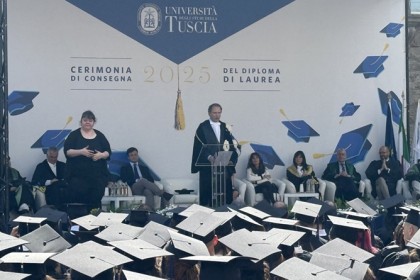 oltre 400 studenti hanno ricevuto con orgoglio i loro sudati diplomi di laurea, pronti ad affrontare le sfide e le opportunità del futuro.