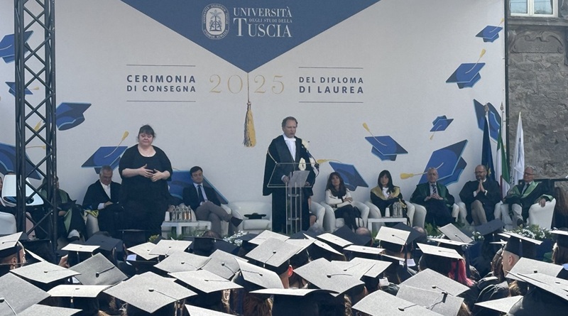 oltre 400 studenti hanno ricevuto con orgoglio i loro sudati diplomi di laurea, pronti ad affrontare le sfide e le opportunità del futuro.