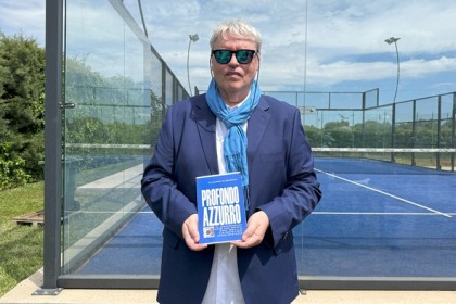 radiotusciaevents.com Profondo Azzurro, ha un taglio decisamente diverso dai suoi precedenti libri, perché varca i confini della Tuscia