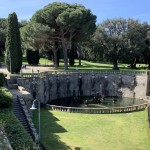 Pier Isa Della Rupe inizia cos': All'ingresso di Villa Lante ci accoglie la fontana del Pegaso, circondata dalle Muse.