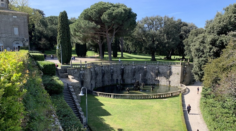 Pier Isa Della Rupe inizia cos': All'ingresso di Villa Lante ci accoglie la fontana del Pegaso, circondata dalle Muse.