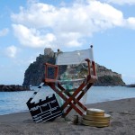 radiotusciaevents.com L'ISCHIA FILM FESTIVAL RITORNA PER DARE VOCE AI LUOGHI DEL CINEMA Dal 28 giugno al 5 luglio, la nuova edizione porta ospiti e visioni internazionali per un cinema che guarda al mondo Antonio Capuano, Marcia Gay Harden, Rashid Masharawi, Luca Zingaretti, Anna Ammirati, Francesca Comencini e Luca Bigazzi, Toni Servillo e Roberto Andò, Marco Giallini, Celeste Dalla Porta per un programma ricco di stelle Napoli, 18 giugno 2025 – L'Ischia Film Festival si rinnova anche quest'anno, con la forza di un'idea che nel tempo si è fatta radice: che ogni storia nasce da un luogo, e che ogni contesto, se guardato con occhi sinceri, può farsi cinema. Dal 28 giugno al 5 luglio, la ventitreesima edizione del festival diretto da Michelangelo Messina si svolgerà ancora una volta al Castello Aragonese, sede ormai simbolica dell'evento. Un luogo che non è soltanto sfondo, ma parte integrante dell'esperienza visiva e sensoriale che il festival propone. Qui, il paesaggio si intreccia con lo sguardo, e la storia prende forma. Un festival che rinnova la sua natura ibrida, capace di coniugare lo stupore dello spettacolo con l'urgenza della riflessione, e che rimette al centro la location come atto narrativo, spazio vivo, mai neutrale, capace di incidere sulla forma stessa del racconto. Così dichiara il direttore artistico Michelangelo Messina – "L'Ischia Film Festival, da sempre, racconta un'idea antica e tuttora attuale: non possiamo fare a meno dei luoghi che ci circondano. La Storia - con la S maiuscola - ci ricorda che ciò che ci sta intorno è anche ciò che ci definisce. In questo senso, fare cinema di location significa fare cinema di storie senza fine e senza tempo. Anche questa edizione, con ospiti da tutto il mondo e film innovativi, intende confermare il nostro appuntamento come un luogo peculiare, dove l'arte incontra l'urgenza della realtà". Come da tradizione, accanto alla competizione ufficiale di lungometraggi e cortometraggi, molti dei quali in anteprima assoluta, torna anche la sezione "Location negata", da sempre voce delle geografie dimenticate, quelle in cui i diritti umani si scontrano con la censura, il silenzio, l'esilio. Il festival si apre sabato 28 giugno con un omaggio a uno dei registi più coraggiosi e liberi del cinema italiano, Antonio Capuano. A lui verrà assegnato il Premio alla Carriera e sarà proiettato L'amore buio, film potente e necessario, che scava nel rimosso con una lucidità mai compiacente. Capuano, con il suo sguardo ruvido e profondamente umano, ha insegnato a generazioni di cineasti che il cinema non è solo racconto, ma presa di posizione, corpo a corpo con la realtà. Il giorno seguente, domenica 29 giugno, il festival ospiterà due grandi figure del cinema internazionale. Marcia Gay Harden, attrice Premio Oscar, riceverà il Premio alla Carriera e sarà celebrata con la proiezione del cult Crocevia della morte dei fratelli Coen. Interprete intensa e versatile, Harden ha attraversato con forza e sensibilità il cinema americano degli ultimi trent'anni, passando da ruoli drammatici a quelli più enigmatici, sempre con un carisma in grado di lasciare traccia profonda. Accanto a lei, il regista, sceneggiatore e produttore cinematografico palestinese Rashid Masharawi – nato e cresciuto in un campo profughi nella Striscia di Gaza – riceverà il Premio alla Carriera per una filmografia che ha saputo raccontare la fragilità e la dignità di un popolo in lotta, testimoniata anche dal suo film Passing Dreams, in programma la stessa sera. Masharawi è uno dei pochissimi registi palestinesi ad aver girato lungometraggi all'interno dei territori occupati, trasformando l'atto stesso del fare cinema in un gesto di resistenza e testimonianza. Con uno sguardo asciutto, poetico e politico al tempo stesso, è da decenni una delle voci più limpide e tenaci del cinema mediorientale, capace di restituire volti e storie a chi spesso resta invisibile, anche oltre lo schermo. Il suo cinema è, da sempre, un atto di resistenza e di memoria. Lunedì 30 giugno sarà il momento di Luca Zingaretti, che presenterà il suo debutto alla regia La casa degli sguardi, ricevendo l'Ischia Film Award per l'eccezionale contributo alla scena artistica italiana. Nei giorni seguenti si susseguiranno autori e interpreti di primo piano del nostro cinema: martedì 1 luglio Anna Ammirati in Napoli - New York di Gabriele Salvatores; mercoledì 2 luglio Francesca Comencini e Luca Bigazzi con Il tempo che ci vuole, omaggio intimo alla figura del padre della regista che ha vinto ben 5 Nastri d'Argento come riconoscimento dai Giornalisti Cinematografici Italiani; e la coppia artistica Toni Servillo e Roberto Andò, protagonisti giovedì 3 luglio con la proiezione de L'abbaglio, opera che si tiene sempre in equilibrio fra dramma storico e commedia riletta con il solito gusto di un racconto 'nel' racconto. Venerdì 4 luglio, Marco Giallini accompagnerà il sorprendente film La città proibita di Gabriele Mainetti, chiudendo una settimana di cinema, pensiero e visioni. La ventitreesima edizione sarà arricchita da un nuovo riconoscimento: il Premio "Italy for Movies" a Enzo Sisti, storico produttore esecutivo che ha portato in Italia alcune delle più importanti produzioni internazionali, e l'ormai prestigioso "Foreign Award" a Christopher Nolan, regista e autore che ha ridefinito la grammatica della settima arte, elevando la location a struttura narrativa e concettuale. La cerimonia di chiusura si terrà sabato 5 luglio, con l'annuncio dei vincitori e la consegna dei Premi per le opere in concorso. La serata includerà anche la proiezione di Parthenope di Paolo Sorrentino, alla presenza della sua straordinaria interprete Celeste Dalla Porta. Per la sezione lungometraggi, verranno assegnati i riconoscimenti al miglior film, alla regia, alla scenografia e alla fotografia. Nella sezione "Location negata" saranno premiati il miglior lungometraggio e il miglior cortometraggio, mentre un ulteriore riconoscimento andrà ai migliori cortometraggi in concorso. è previsto anche un premio del pubblico per il miglior film della categoria "Best of". L'Ischia Film Award sarà infine conferito a Simona Balducci, Capo delle costruzioni scenografiche di Cinecittà, per il suo contributo all'eccellenza della produzione audiovisiva internazionale in Italia. Tra la forza dei racconti e la concretezza dei luoghi, l'Ischia Film Festival si conferma uno degli appuntamenti più vitali e originali dell'estate italiana. Un festival che continua a interrogare lo sguardo e il mondo, attraverso i luoghi e il cinema. La manifestazione è realizzata con il sostegno di MiC - Direzione Generale Cinema e audiovisivo, Regione Campania - Film Commission Regione Campania, BONACINA, BPER Banca, TRECCANI Esperienze e ViVeTech.
