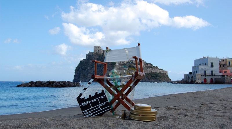 radiotusciaevents.com L'ISCHIA FILM FESTIVAL RITORNA PER DARE VOCE AI LUOGHI DEL CINEMA Dal 28 giugno al 5 luglio, la nuova edizione porta ospiti e visioni internazionali per un cinema che guarda al mondo Antonio Capuano, Marcia Gay Harden, Rashid Masharawi, Luca Zingaretti, Anna Ammirati, Francesca Comencini e Luca Bigazzi, Toni Servillo e Roberto Andò, Marco Giallini, Celeste Dalla Porta per un programma ricco di stelle Napoli, 18 giugno 2025 – L'Ischia Film Festival si rinnova anche quest'anno, con la forza di un'idea che nel tempo si è fatta radice: che ogni storia nasce da un luogo, e che ogni contesto, se guardato con occhi sinceri, può farsi cinema. Dal 28 giugno al 5 luglio, la ventitreesima edizione del festival diretto da Michelangelo Messina si svolgerà ancora una volta al Castello Aragonese, sede ormai simbolica dell'evento. Un luogo che non è soltanto sfondo, ma parte integrante dell'esperienza visiva e sensoriale che il festival propone. Qui, il paesaggio si intreccia con lo sguardo, e la storia prende forma. Un festival che rinnova la sua natura ibrida, capace di coniugare lo stupore dello spettacolo con l'urgenza della riflessione, e che rimette al centro la location come atto narrativo, spazio vivo, mai neutrale, capace di incidere sulla forma stessa del racconto. Così dichiara il direttore artistico Michelangelo Messina – "L'Ischia Film Festival, da sempre, racconta un'idea antica e tuttora attuale: non possiamo fare a meno dei luoghi che ci circondano. La Storia - con la S maiuscola - ci ricorda che ciò che ci sta intorno è anche ciò che ci definisce. In questo senso, fare cinema di location significa fare cinema di storie senza fine e senza tempo. Anche questa edizione, con ospiti da tutto il mondo e film innovativi, intende confermare il nostro appuntamento come un luogo peculiare, dove l'arte incontra l'urgenza della realtà". Come da tradizione, accanto alla competizione ufficiale di lungometraggi e cortometraggi, molti dei quali in anteprima assoluta, torna anche la sezione "Location negata", da sempre voce delle geografie dimenticate, quelle in cui i diritti umani si scontrano con la censura, il silenzio, l'esilio. Il festival si apre sabato 28 giugno con un omaggio a uno dei registi più coraggiosi e liberi del cinema italiano, Antonio Capuano. A lui verrà assegnato il Premio alla Carriera e sarà proiettato L'amore buio, film potente e necessario, che scava nel rimosso con una lucidità mai compiacente. Capuano, con il suo sguardo ruvido e profondamente umano, ha insegnato a generazioni di cineasti che il cinema non è solo racconto, ma presa di posizione, corpo a corpo con la realtà. Il giorno seguente, domenica 29 giugno, il festival ospiterà due grandi figure del cinema internazionale. Marcia Gay Harden, attrice Premio Oscar, riceverà il Premio alla Carriera e sarà celebrata con la proiezione del cult Crocevia della morte dei fratelli Coen. Interprete intensa e versatile, Harden ha attraversato con forza e sensibilità il cinema americano degli ultimi trent'anni, passando da ruoli drammatici a quelli più enigmatici, sempre con un carisma in grado di lasciare traccia profonda. Accanto a lei, il regista, sceneggiatore e produttore cinematografico palestinese Rashid Masharawi – nato e cresciuto in un campo profughi nella Striscia di Gaza – riceverà il Premio alla Carriera per una filmografia che ha saputo raccontare la fragilità e la dignità di un popolo in lotta, testimoniata anche dal suo film Passing Dreams, in programma la stessa sera. Masharawi è uno dei pochissimi registi palestinesi ad aver girato lungometraggi all'interno dei territori occupati, trasformando l'atto stesso del fare cinema in un gesto di resistenza e testimonianza. Con uno sguardo asciutto, poetico e politico al tempo stesso, è da decenni una delle voci più limpide e tenaci del cinema mediorientale, capace di restituire volti e storie a chi spesso resta invisibile, anche oltre lo schermo. Il suo cinema è, da sempre, un atto di resistenza e di memoria. Lunedì 30 giugno sarà il momento di Luca Zingaretti, che presenterà il suo debutto alla regia La casa degli sguardi, ricevendo l'Ischia Film Award per l'eccezionale contributo alla scena artistica italiana. Nei giorni seguenti si susseguiranno autori e interpreti di primo piano del nostro cinema: martedì 1 luglio Anna Ammirati in Napoli - New York di Gabriele Salvatores; mercoledì 2 luglio Francesca Comencini e Luca Bigazzi con Il tempo che ci vuole, omaggio intimo alla figura del padre della regista che ha vinto ben 5 Nastri d'Argento come riconoscimento dai Giornalisti Cinematografici Italiani; e la coppia artistica Toni Servillo e Roberto Andò, protagonisti giovedì 3 luglio con la proiezione de L'abbaglio, opera che si tiene sempre in equilibrio fra dramma storico e commedia riletta con il solito gusto di un racconto 'nel' racconto. Venerdì 4 luglio, Marco Giallini accompagnerà il sorprendente film La città proibita di Gabriele Mainetti, chiudendo una settimana di cinema, pensiero e visioni. La ventitreesima edizione sarà arricchita da un nuovo riconoscimento: il Premio "Italy for Movies" a Enzo Sisti, storico produttore esecutivo che ha portato in Italia alcune delle più importanti produzioni internazionali, e l'ormai prestigioso "Foreign Award" a Christopher Nolan, regista e autore che ha ridefinito la grammatica della settima arte, elevando la location a struttura narrativa e concettuale. La cerimonia di chiusura si terrà sabato 5 luglio, con l'annuncio dei vincitori e la consegna dei Premi per le opere in concorso. La serata includerà anche la proiezione di Parthenope di Paolo Sorrentino, alla presenza della sua straordinaria interprete Celeste Dalla Porta. Per la sezione lungometraggi, verranno assegnati i riconoscimenti al miglior film, alla regia, alla scenografia e alla fotografia. Nella sezione "Location negata" saranno premiati il miglior lungometraggio e il miglior cortometraggio, mentre un ulteriore riconoscimento andrà ai migliori cortometraggi in concorso. è previsto anche un premio del pubblico per il miglior film della categoria "Best of". L'Ischia Film Award sarà infine conferito a Simona Balducci, Capo delle costruzioni scenografiche di Cinecittà, per il suo contributo all'eccellenza della produzione audiovisiva internazionale in Italia. Tra la forza dei racconti e la concretezza dei luoghi, l'Ischia Film Festival si conferma uno degli appuntamenti più vitali e originali dell'estate italiana. Un festival che continua a interrogare lo sguardo e il mondo, attraverso i luoghi e il cinema. La manifestazione è realizzata con il sostegno di MiC - Direzione Generale Cinema e audiovisivo, Regione Campania - Film Commission Regione Campania, BONACINA, BPER Banca, TRECCANI Esperienze e ViVeTech.