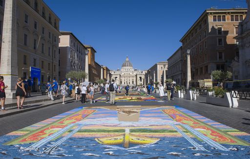 radiotusciaevents.com Ben 34 tra Pro Loco e gruppi di infioratori, provenienti da tutta Italia, a partire dal tardo pomeriggio di sabato 28 giugno, hanno realizzato un imponente tappeto floreale