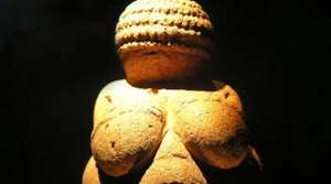L’archeologia di genere nasce per offrire una visione più equilibrata del passato, superando il punto di vista maschile che dominava l’archeologia.